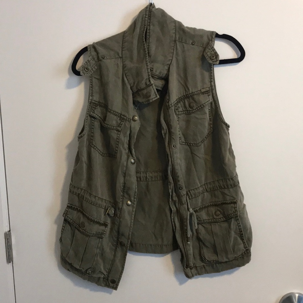 Sleeveless army green jacket
